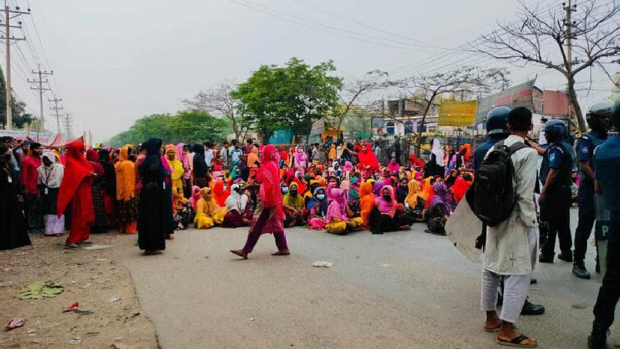 মহাসড়ক অবরোধ শ্রমিকদের