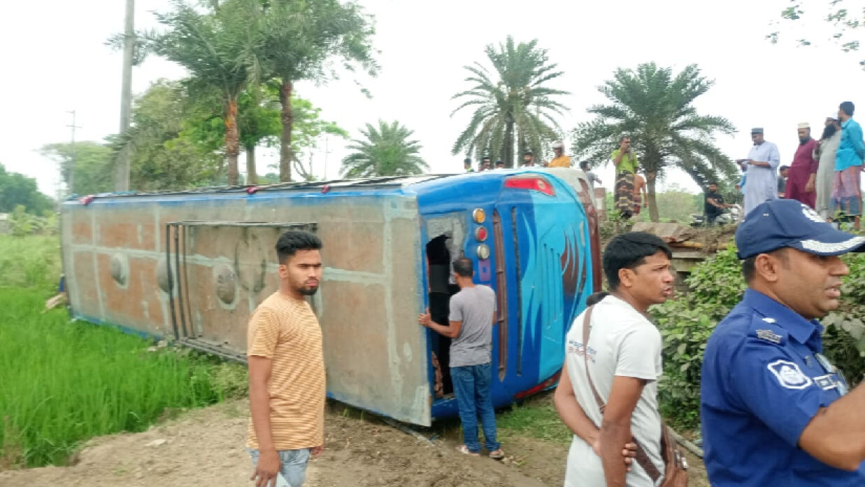 দুর্ঘটনাকবলিত বাস