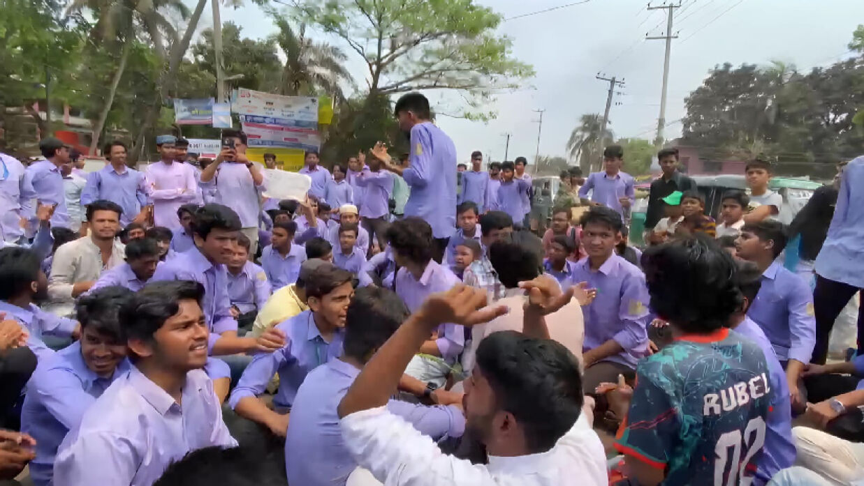 ৬ দফা দাবিতে সড়ক অবরোধ