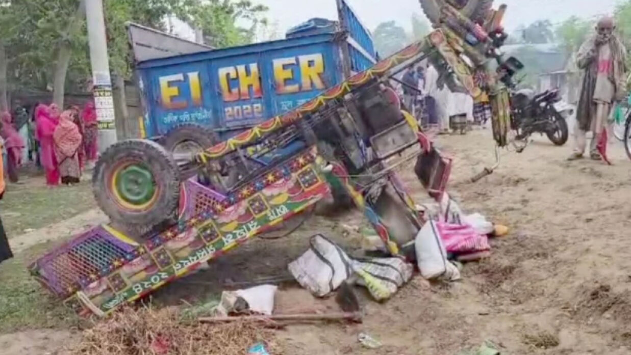 ট্রাকের ধাক্কায় দুমড়ে-মুচড়ে যাওয়া ভটভটি