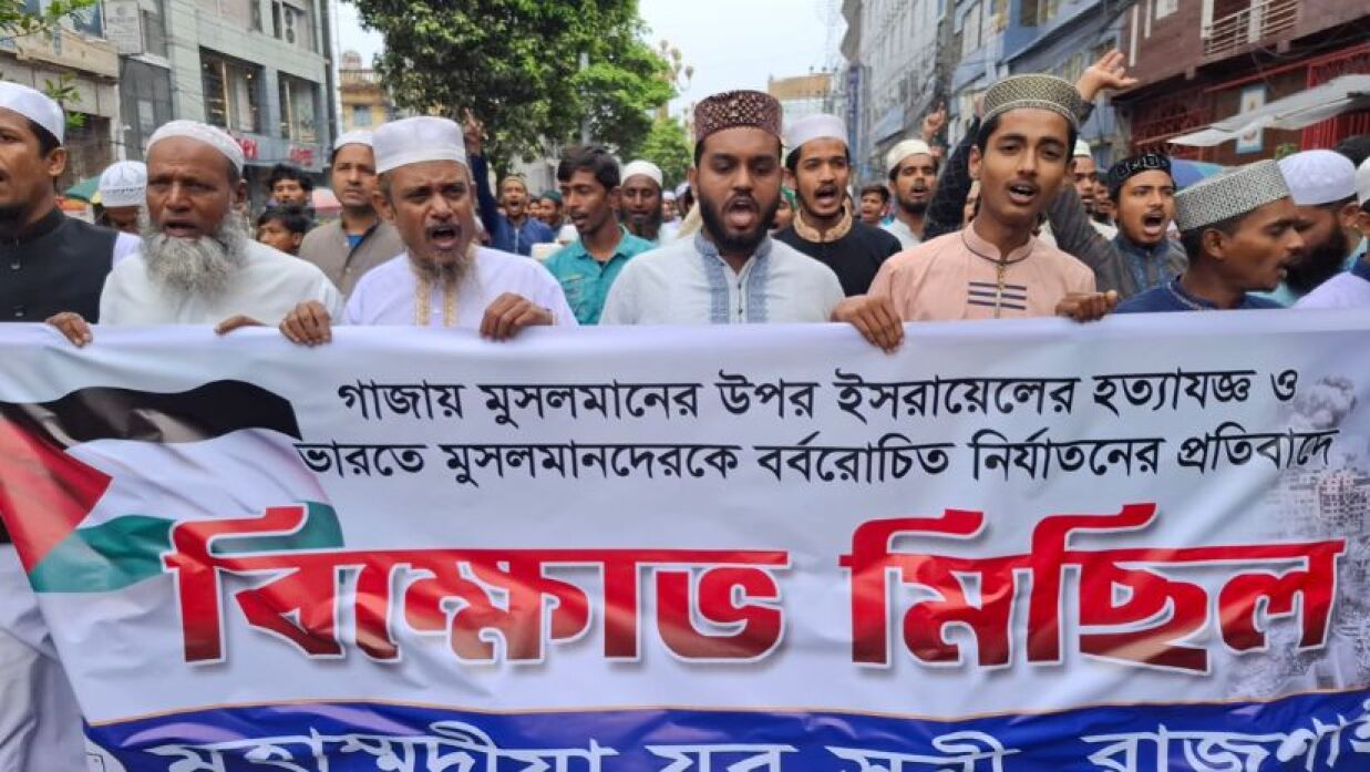গাজায় ইসরায়েলের হামলার প্রতিবাদে কর্মসূচি পালন করেন মুসল্লিরা 