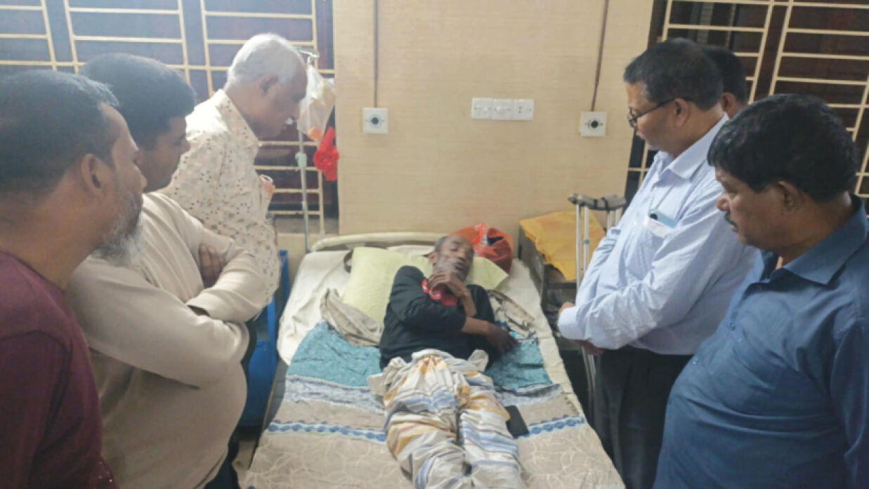 আহত সাংবাদিক এমএ সালাম বিশ্বাসকে দেখতে যায় বদরগঞ্জ উপজেলা বিএনপির নেতাকর্মীরা