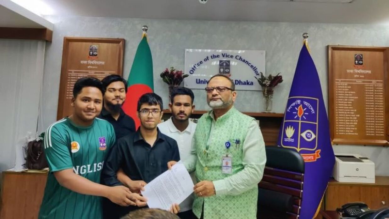 ঢাকা বিশ্ববিদ্যালয় উপাচার্য বরাবর স্মারকলিপি প্রদান করেন একদল শিক্ষার্থী