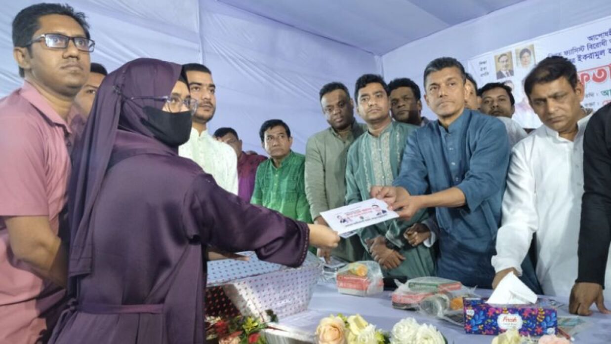 প্রধান অতিথি জুলাই আন্দোলনে নিহতের পরিবার ও আহতের ঈদ উপহার তুলে দেন