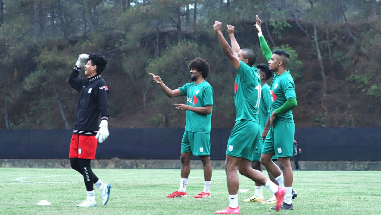 শিলংয়ে শিষ্যদের নিয়ে প্রথম অনুশীলন করেন বাংলাদেশ কোচ হাভিয়ের কাবরেরা