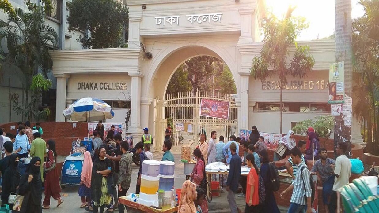 হকারের দখলে ঢাকা কলেজের প্রধান ফটক