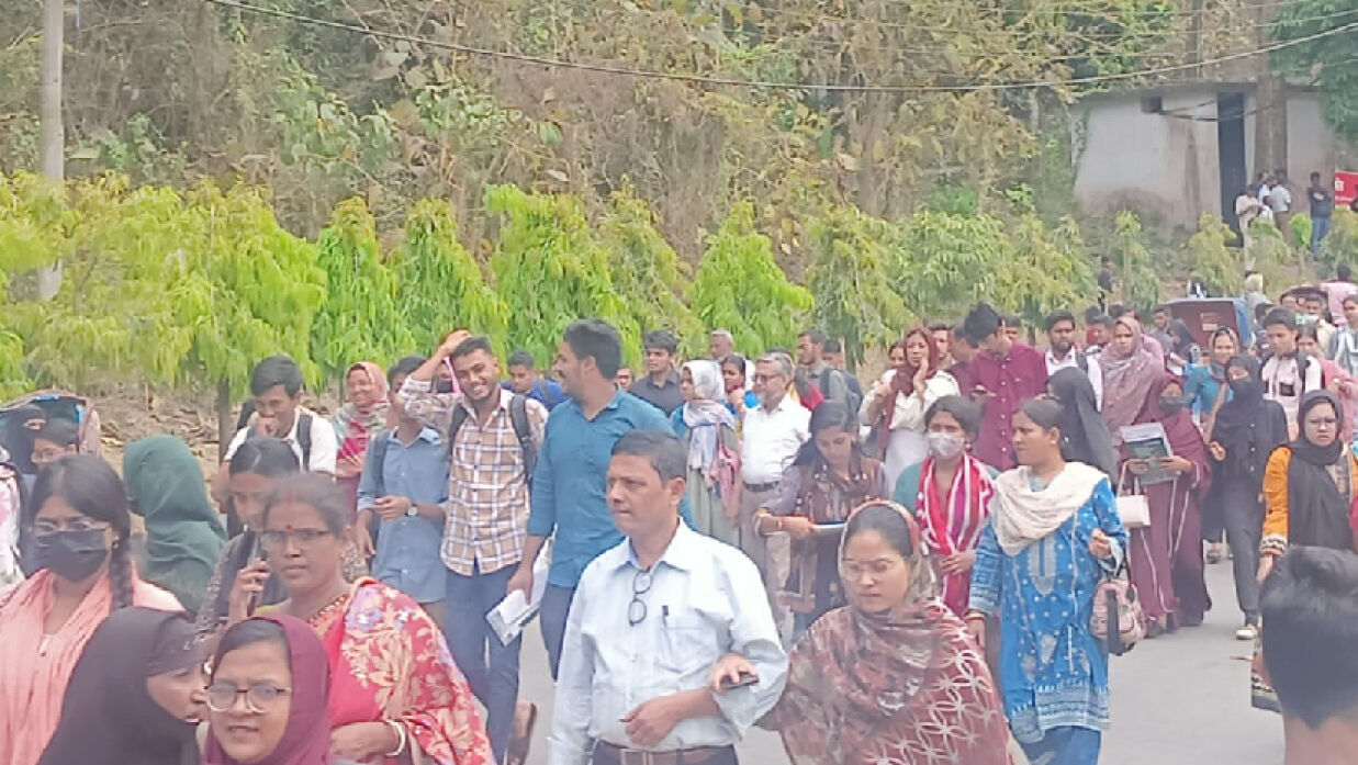 বের হচ্ছেন ভর্তিচ্ছু শিক্ষার্থীরা