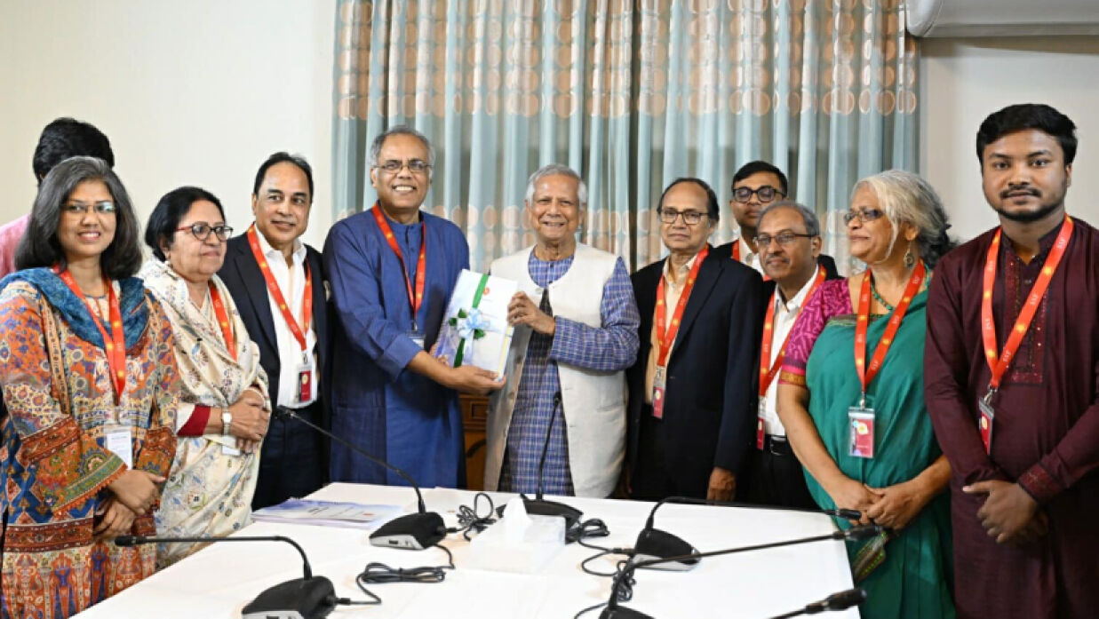 প্রধান উপদেষ্টার কাছে প্রতিবেদন জমা দেয় গণমাধ্যম সংস্কার কমিশন