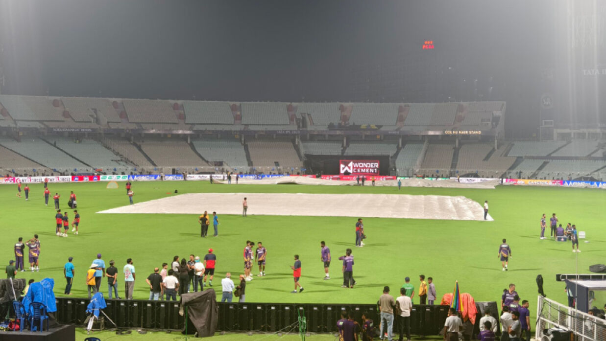 ইডেন গার্ডেন্সের মাঠ কাভারে ঢেকে রাখা
