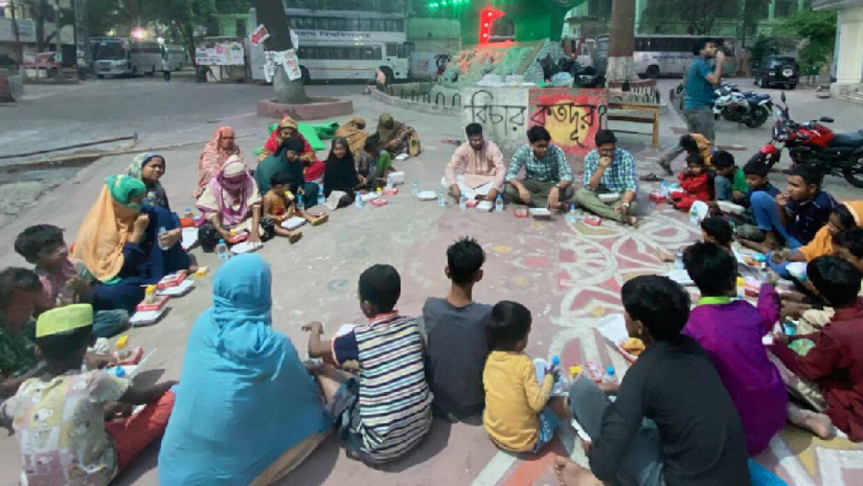 পথশিশু ও গৃহহীনদের নিয়ে ইফতার