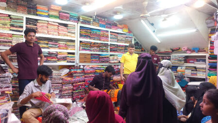 টুঙ্গিপাড়ায় জমে উঠেছে ঈদের কেনাকাটা, খুশি বিক্রেতারা