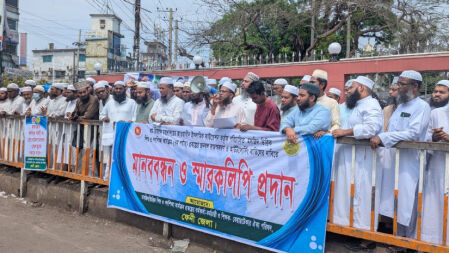 ফেনীতে মসজিদভিত্তিক শিশু ও গণশিক্ষাকেন্দ্র শিক্ষকদের মানববন্ধন
