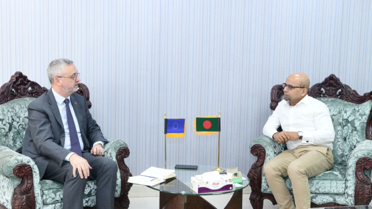 প্রধান উপদেষ্টার বিশেষ সহকারী ফয়েজ আহমদ তৈয়্যব ও ইইউর রাষ্ট্রদূত মাইকেল মিলার