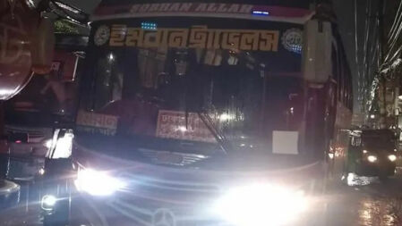 ঢাকা থেকে বরগুনাগামী বাসে ডাকাতি