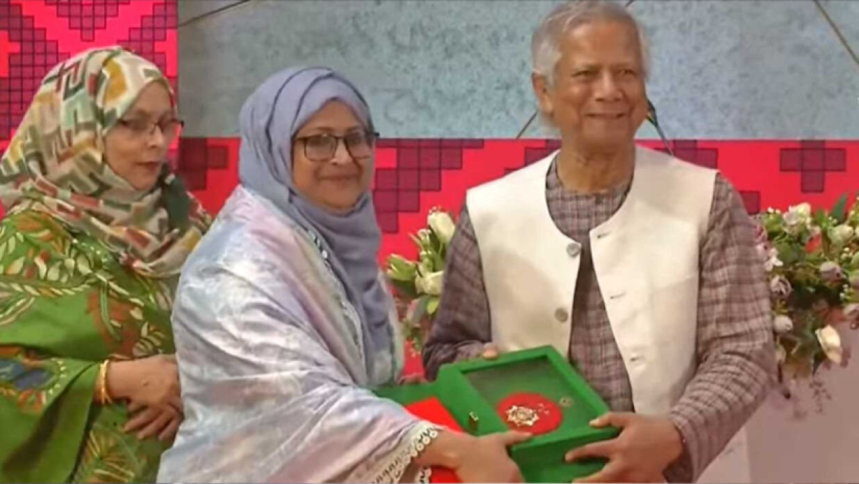 স্বাধীনতা পুরস্কার তুলে দিচ্ছেন প্রধান উপদেষ্টা