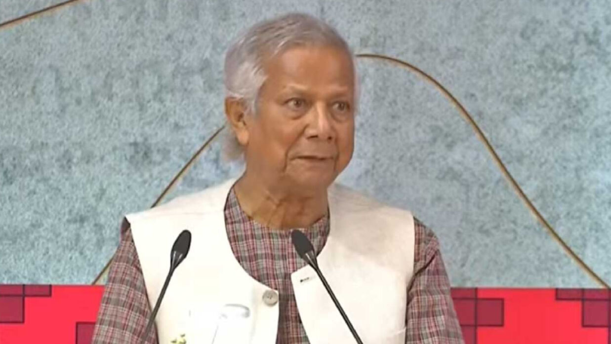 রাজধানীর ওসমানী স্মৃতি মিলনায়তনে স্বাধীনতা পুরস্কার প্রদান অনুষ্ঠানে বক্তব্য দিচ্ছেন প্রধান উপদেষ্টা অধ্যাপক ড. মুহাম্মদ ইউনূস