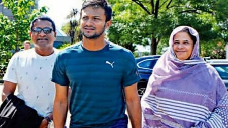 তামিমকে দেখতে হাসপাতালে যাচ্ছেন সাকিবের বাবা-মা
