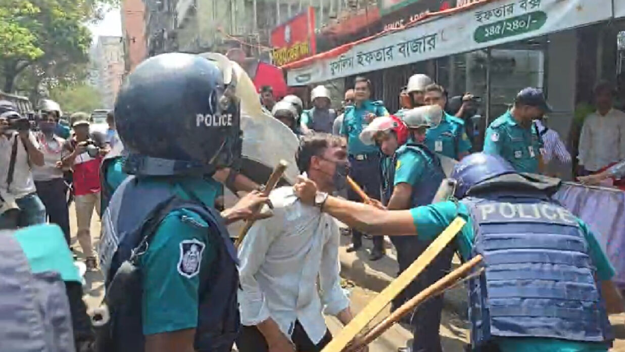শ্রমিকদের লাঠিপেটা করছে পুলিশ