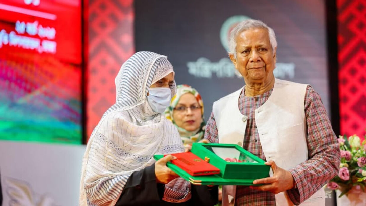 আবরার ফাহাদের পক্ষে স্বাধীনতা পুরস্কার গ্রহণ করেন তার মা