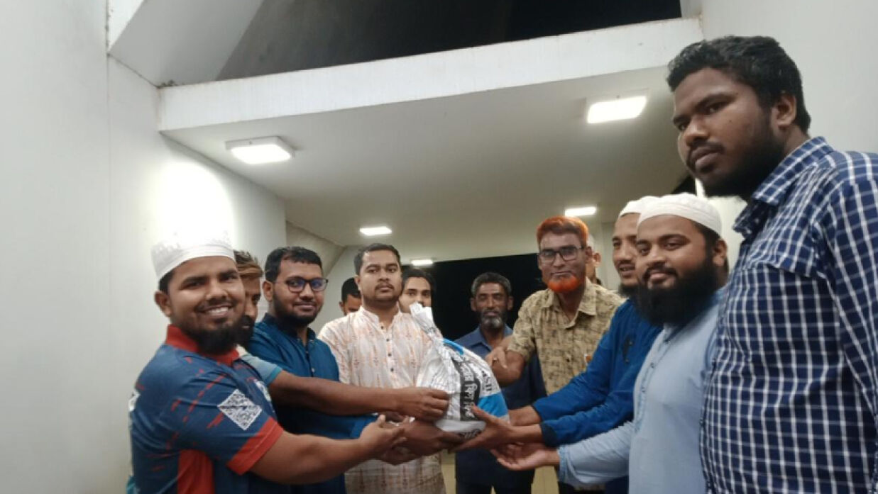 ঈদসামগ্রী বিতরণ করছেন  ইসলামী ছাত্রশিবিরের নেতাকর্মী