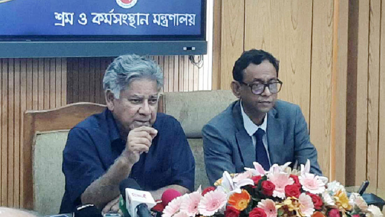 সচিবালয়ে সাংবাদিকদের সঙ্গে কথা বলছেন শ্রম উপদেষ্টা এম সাখাওয়াত হোসেন