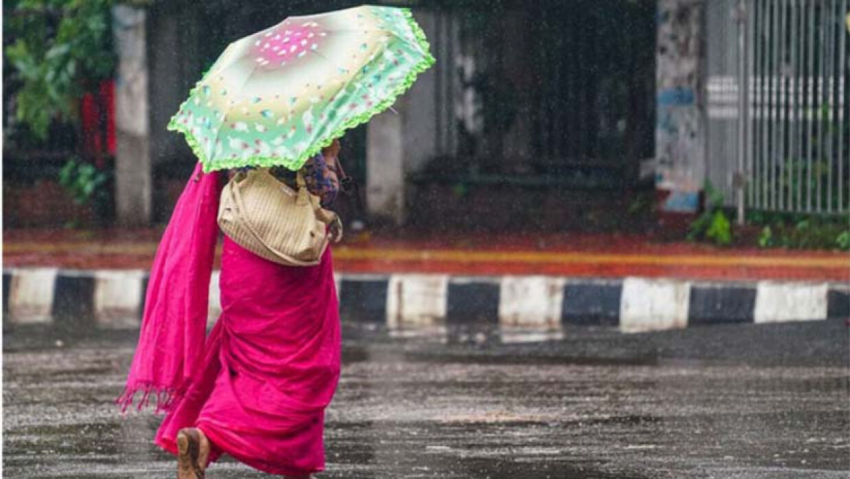 ছাতা হাতে এক নারী