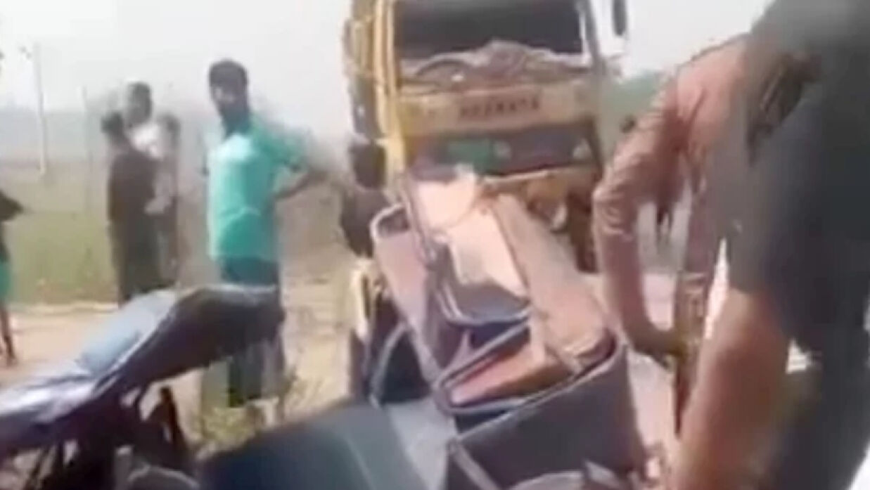 দুমড়েমুচড়ে যাওয়া অটোরিকশা