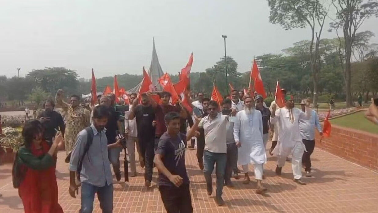 জাতীয় স্মৃতিসৌধে আ. লীগের
পক্ষে ঝটিকা মিছিল