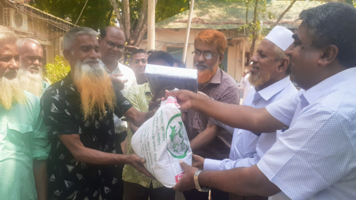 ঈদুল ফিতর উপলক্ষে শেরপুর সরকারি কলেজের কর্মচারীদের মধ্যে ঈদ উপহার বিতরণ করা হয়
