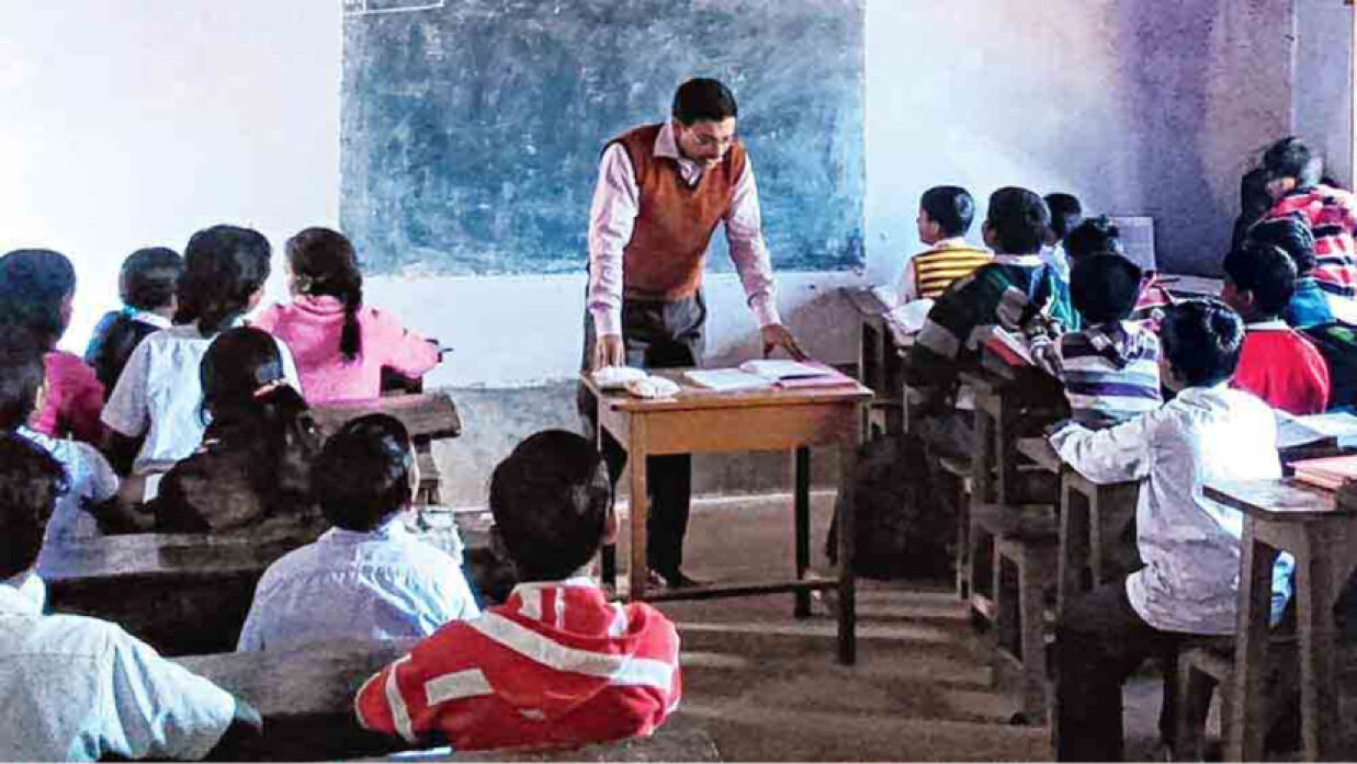 শ্রেণিকক্ষে শিক্ষক