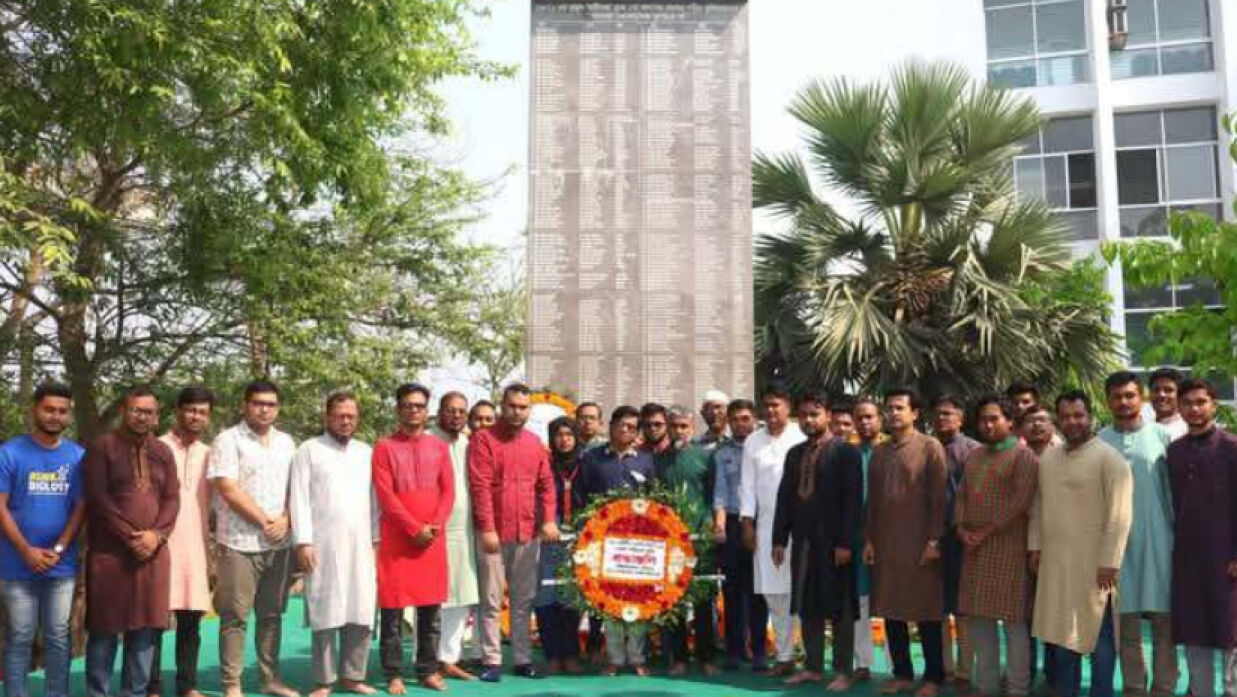 উপাচার্য অধ্যাপক ড. হোসেন উদ্দিন শেখরের নেতৃত্বে শহিদ স্মৃতিস্তম্ভে শ্রদ্ধাঞ্জলি নিবেদন করে গোবিপ্রবি পরিবার