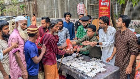 ঢাবিতে ছিন্নমূল মানুষের মাঝে ছাত্রদল নেতার ইফতার বিতরণ