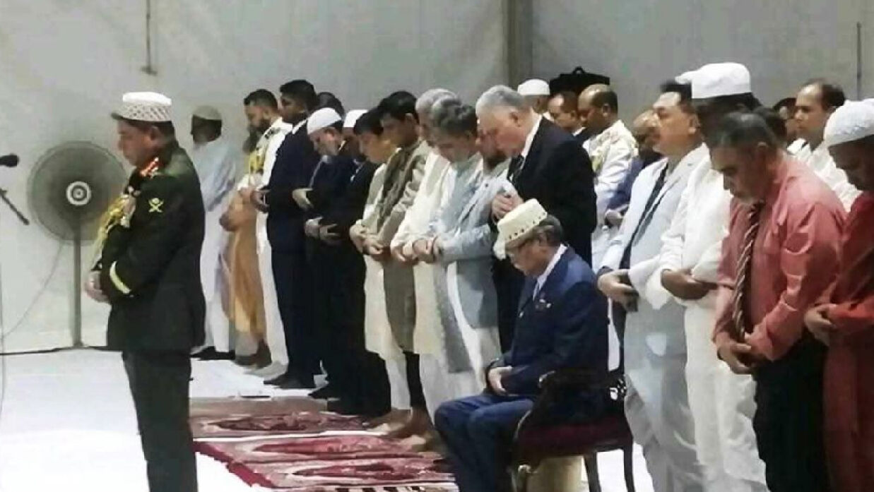 বঙ্গভবনে নামাজে ইমামতি করছেন সেনাপ্রধান