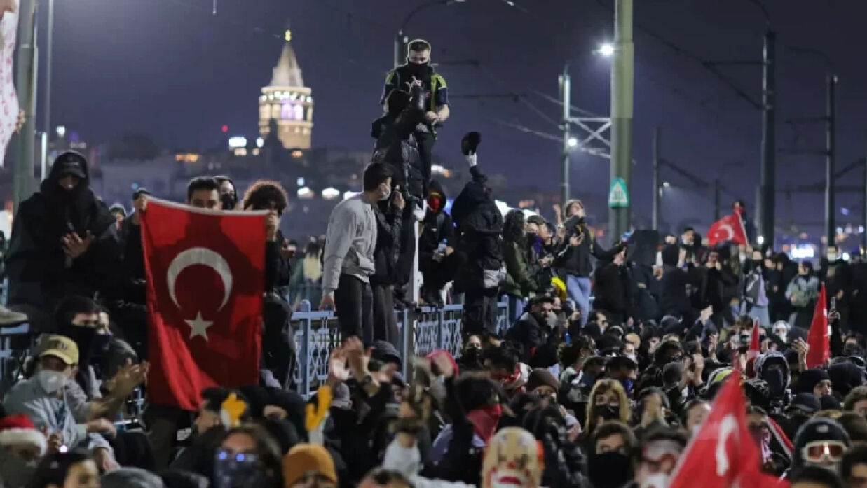 সরকারের বিরুদ্ধে আন্দোলন