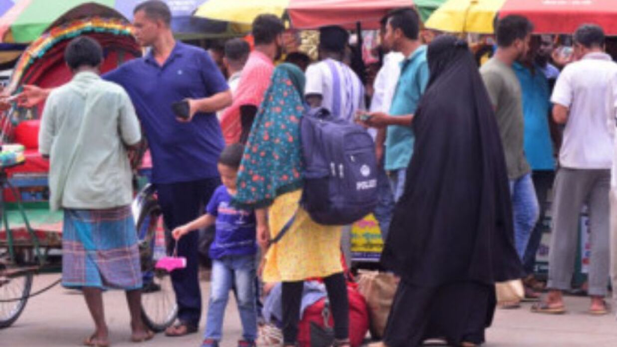 প্রিয়জনদের সঙ্গে ঈদের আনন্দ ভাগাভাগি করতে রেল, সড়ক ও নৌপথে রাজধানী ছাড়বেন অসংখ্য মানুষ