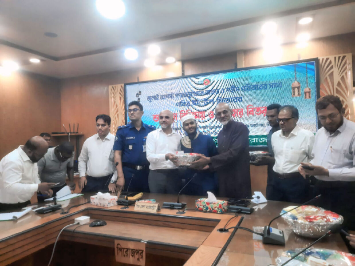 হেলথ কার্ড প্রদান করা হচ্ছে