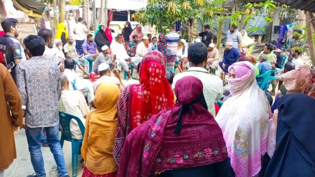 বাবার মরদেহ রেখে উঠানে সালিশ করছে ৯ সন্তান