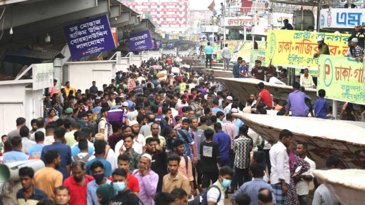 ঈদ উদযাপন করতে নাড়ির টানে বাড়ি ফিরছে মানুষ