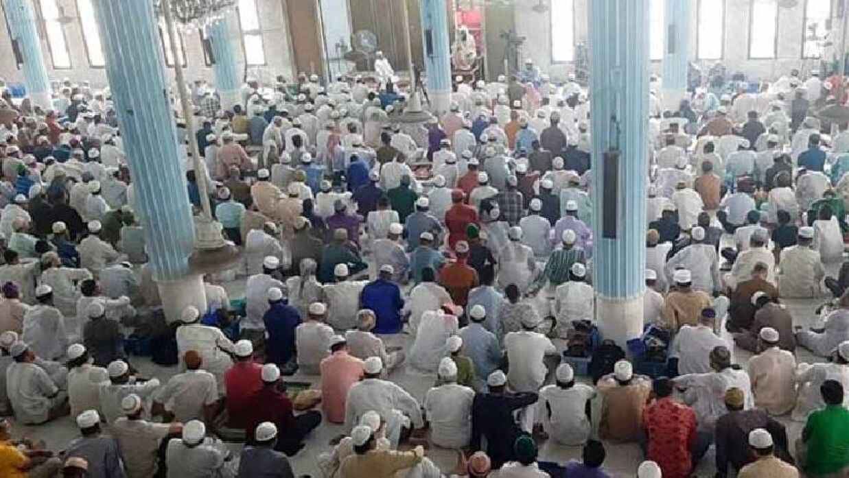 ইবাদত বন্দেগিতে ব্যস্ত মুসল্লিরা