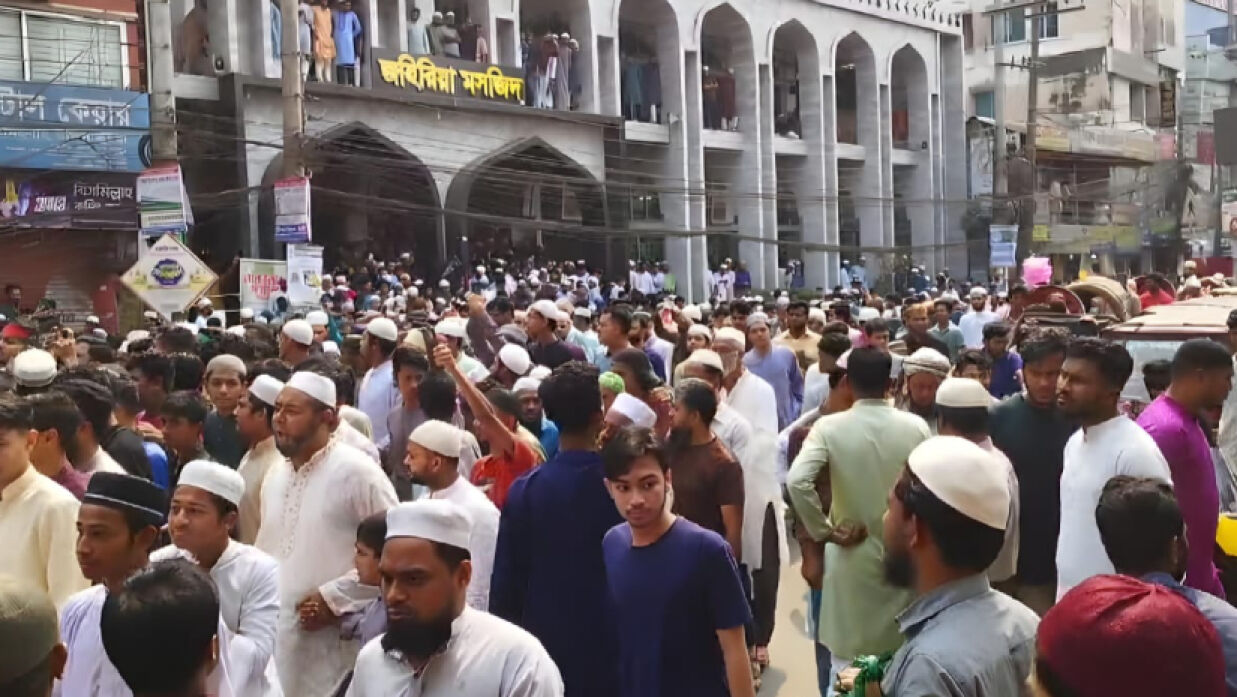 জুমার নামাজ শেষে মসজিদ থেকে বের হচ্ছেন মুসল্লিরা