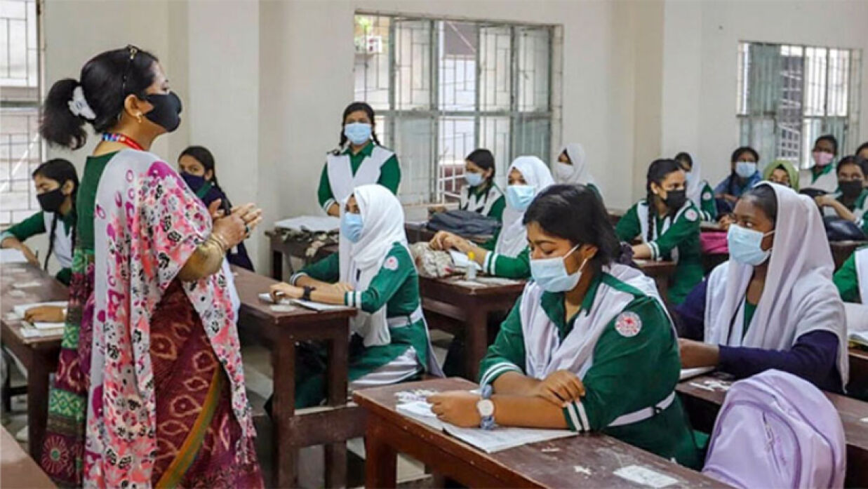 শ্রেণিকক্ষে শিক্ষক