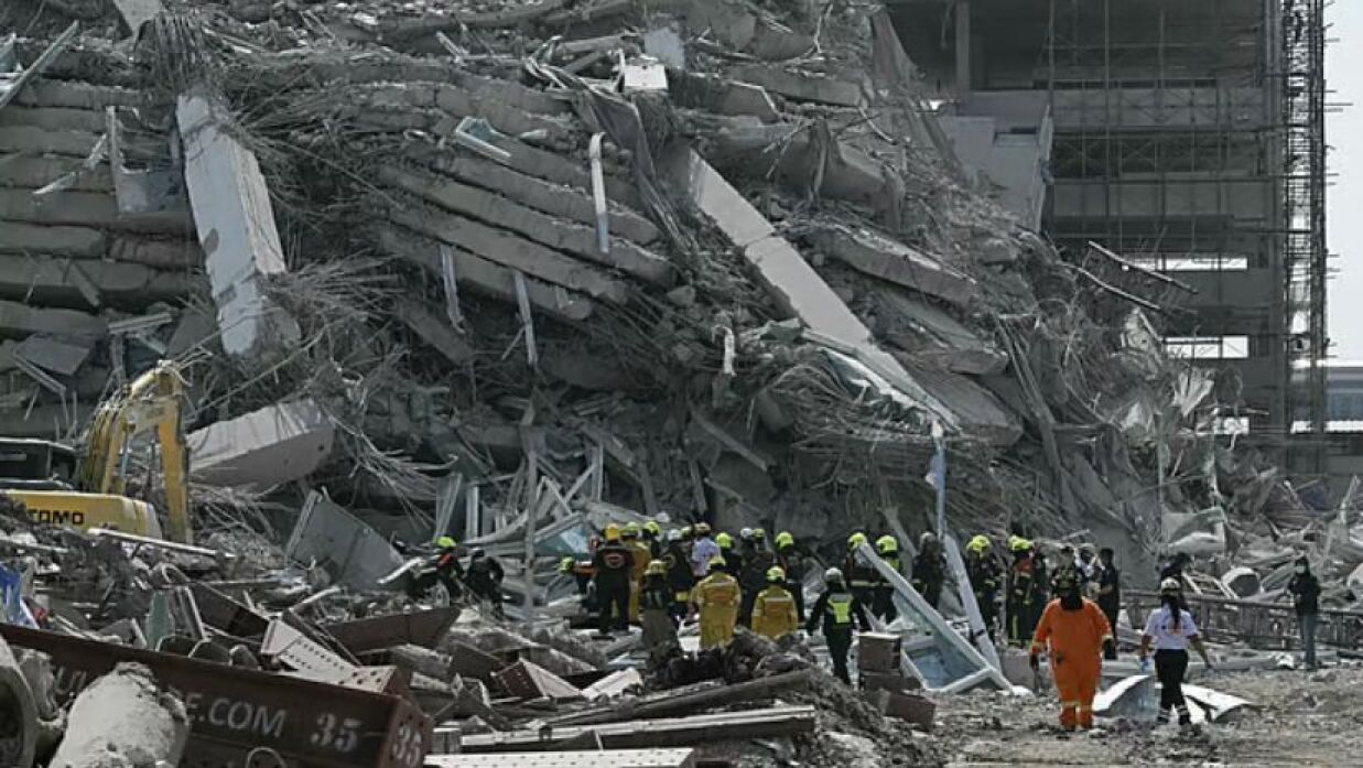 ধসে পড়া ভবনের ধ্বংসস্তূপে উদ্ধারকাজ চলছে