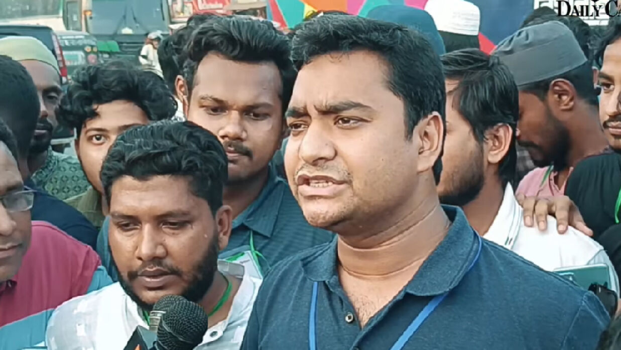 পথচারীদের মাঝে ইফতার বিতরণ শেষে সাংবাদিকদের সঙ্গে নাছির উদ্দীন