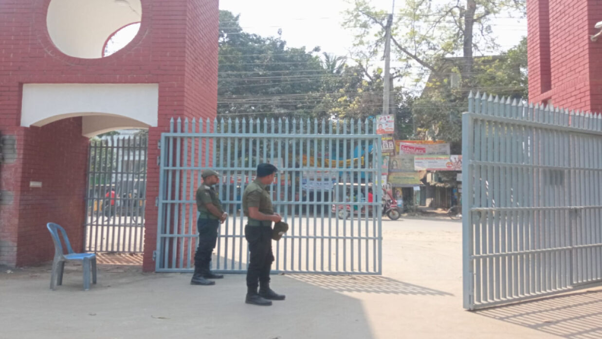 নিরাপত্তার দায়িত্বের পাহারায় আনসার