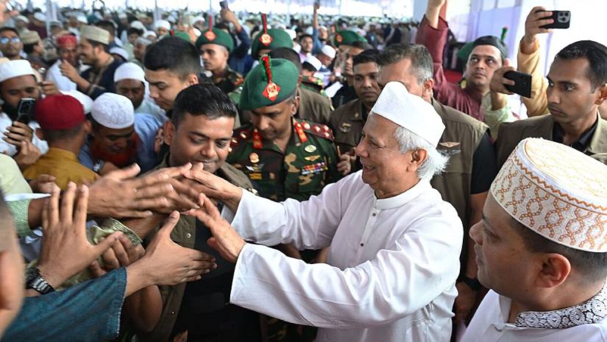 কুশল বিনিময় করছেন প্রধান উপদেষ্টা