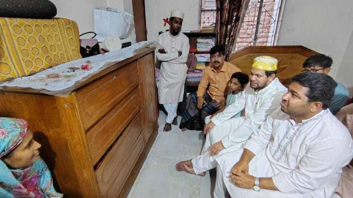 শহীদ সুমাইয়া আক্তারের বাসায় মাহফুজ আলম 