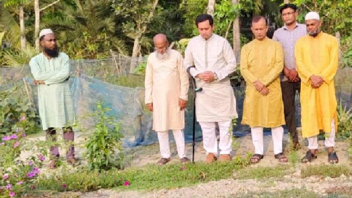 শহীদ জিহাদের কবর জিয়ারত করেন তার পরিবার ও ইউএনও