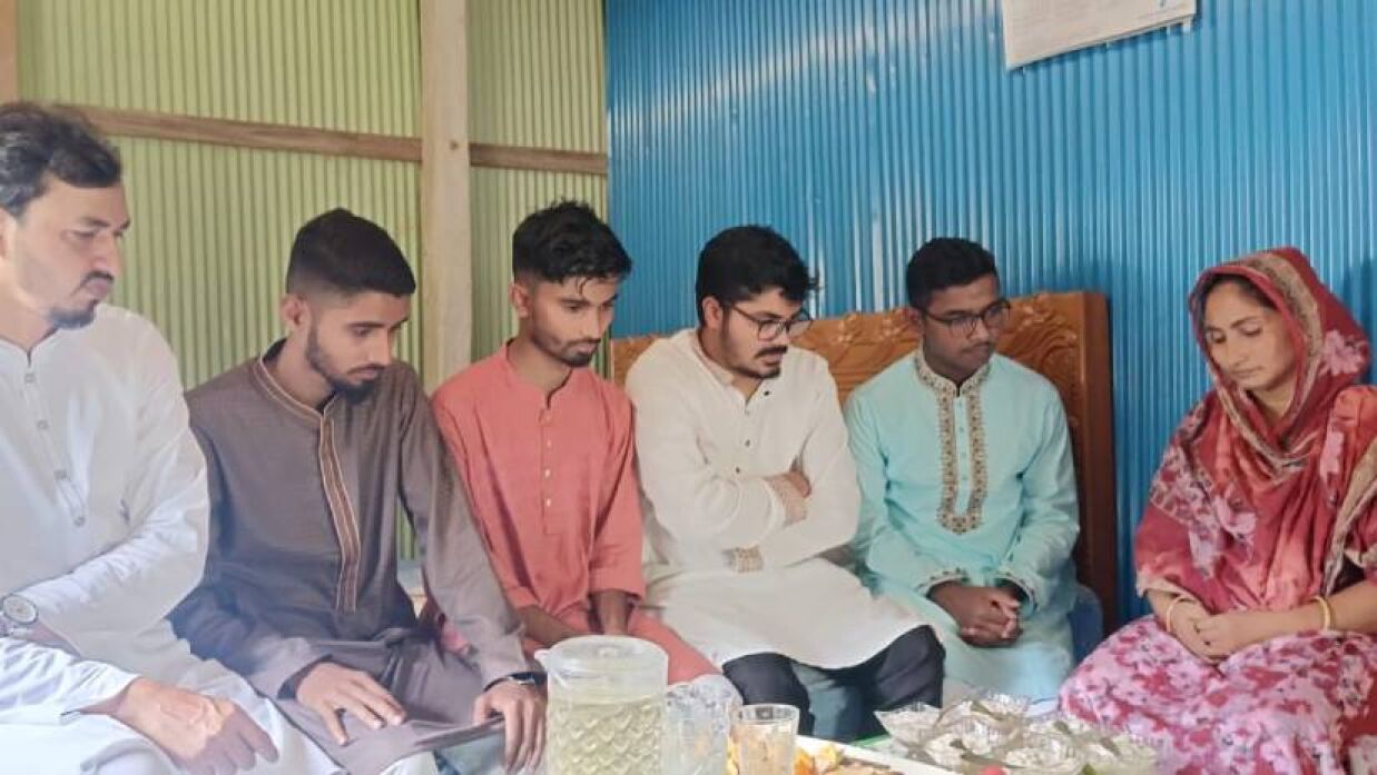 নিহতদের পরিবারের সঙ্গে এনসিপি নেতারা