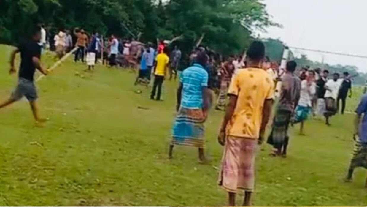 গ্রামে দুই পক্ষের সংঘর্ষ