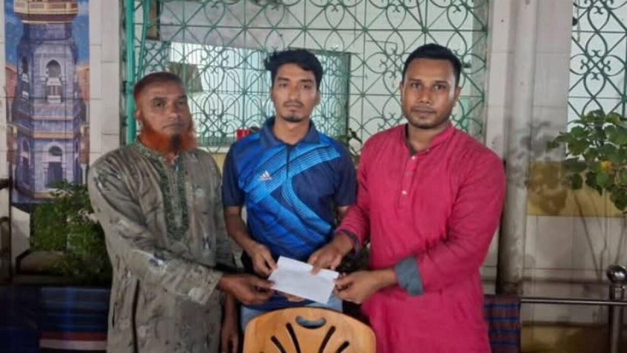 ব্যবসায়িক প্রতারণার শিকার জবি শিক্ষার্থীর পাশে ছাত্রদল নেতা শাহরিয়ার (লাল পাঞ্জাবি)